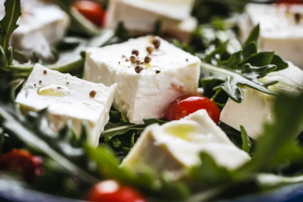 La feta pourrait augmenter cet été, pourquoi ce fromage grec coûte plus cher en 2026 ?
