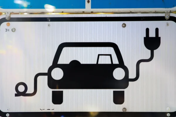 L’AIE estime qu’en 2026 l’électrique pèsera près d’un tiers des ventes auto en France