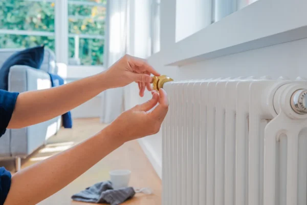Dès août, purger ses radiateurs permet d’économiser jusqu’à 15 % sur la facture de chauffage