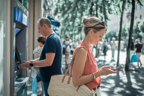 Virement instantané gratuit, le seul moyen d’envoyer de l’argent le week-end du 15 août