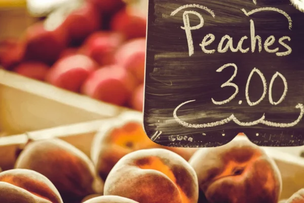 Fruits et légumes : comment économiser jusqu’à 30 % en comparant marché et supermarché