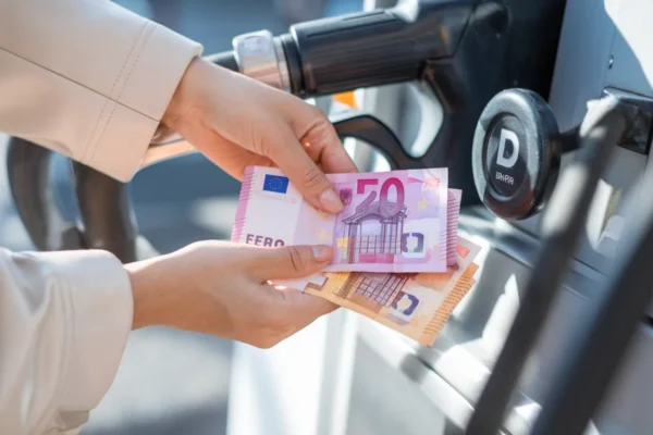 Chèque carburant élargi en 2026, qui peut toucher l’aide et comment la demander